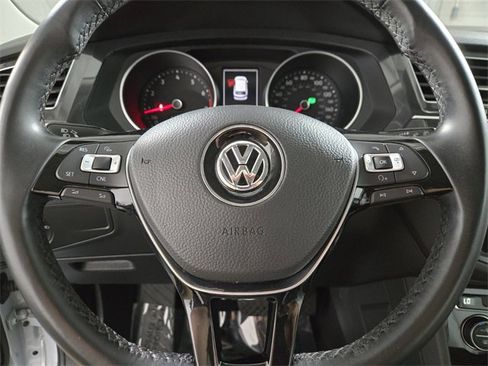 Used 2018 Volkswagen Tiguan SE w/ Panoramic Sunroof Package image 31