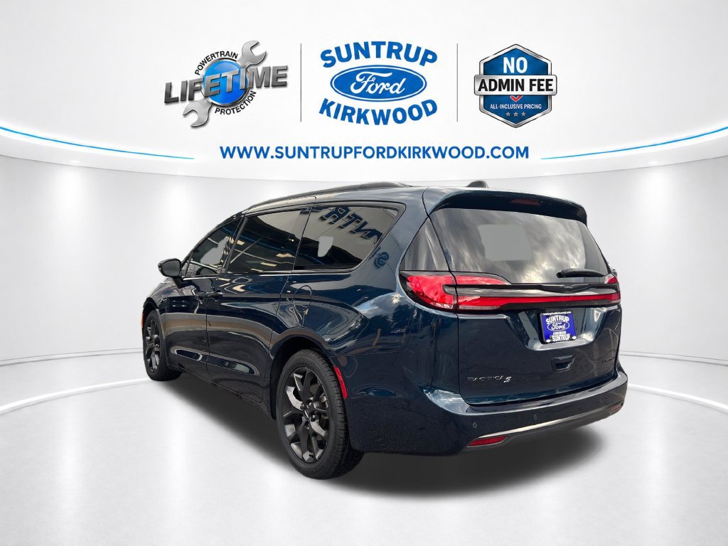 Used 2025 Chrysler Pacifica Limited FWD image 3