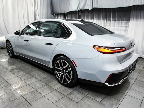 Used 2025 BMW 740i image 4