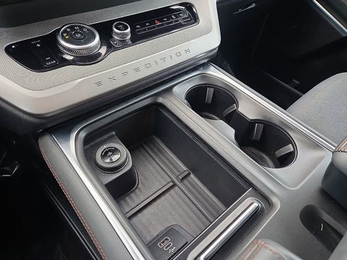 Used 2025 Ford Expedition Active image 23