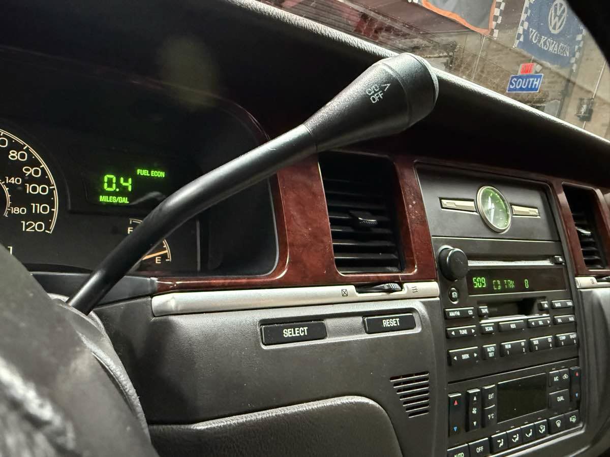 Used 2003 Lincoln Town Car Executive RWD image 17