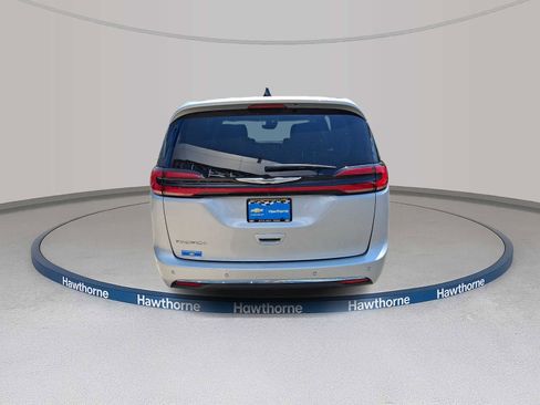 Used 2023 Chrysler Pacifica Touring-L FWD image 5