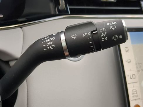 Certified 2025 Land Rover Range Rover Evoque Dynamic SE image 26