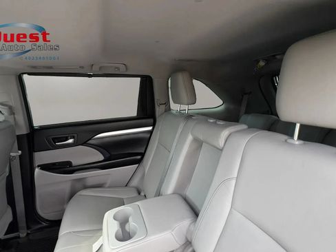 Used 2017 Toyota Highlander XLE AWD/4WD image 30
