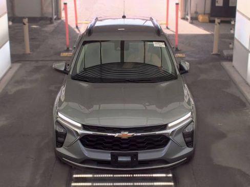 Used 2025 Chevrolet Trax LT w/ LT Convenience Package FWD image 2