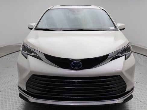 Certified 2021 Toyota Sienna Platinum image 5