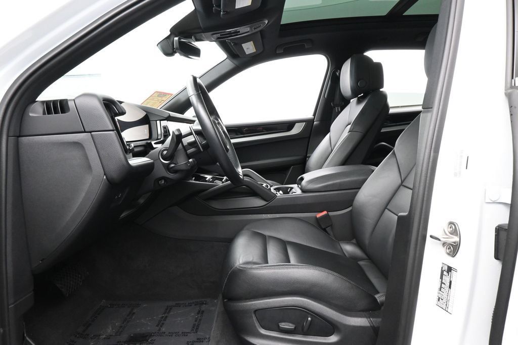 Used 2025 Porsche Cayenne AWD/4WD image 12
