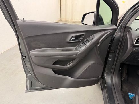 Used 2020 Chevrolet Trax LS FWD image 17