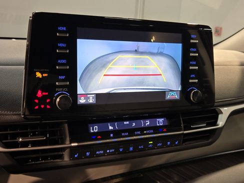 Used 2022 Toyota Sienna Limited FWD image 32
