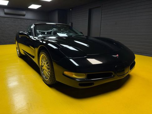 Used 2004 Chevrolet Corvette Coupe w/ Preferred Equipment Group RWD image 3
