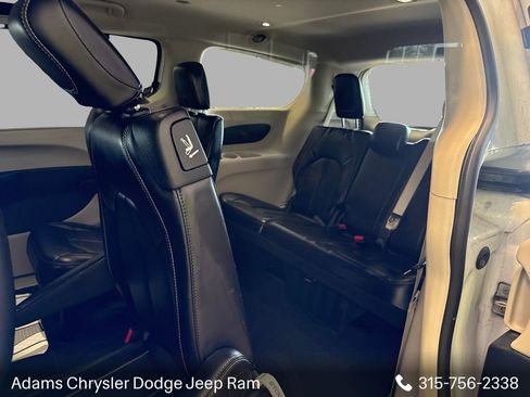 Used 2024 Chrysler Pacifica Touring-L FWD image 11