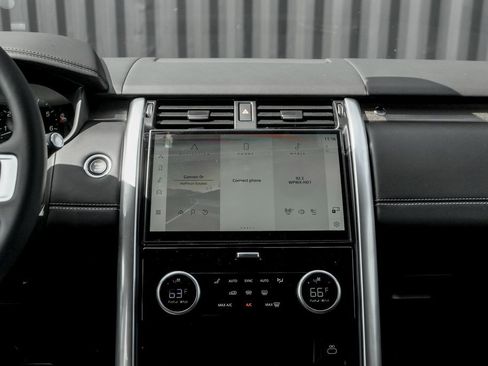 Used 2025 Land Rover Discovery Metropolitan Edition image 19