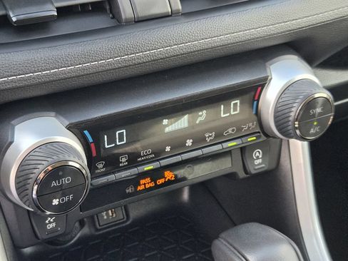 Used 2025 Toyota RAV4 XLE FWD image 20