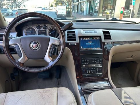 Used 2011 Cadillac Escalade Premium image 11
