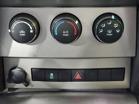 Used 2011 Dodge Nitro SE image 20