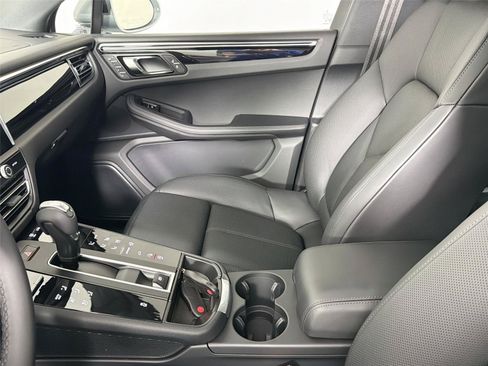 Certified 2026 Porsche Macan AWD/4WD image 30