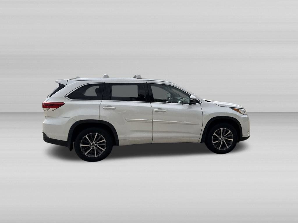 Used 2017 Toyota Highlander XLE AWD/4WD image 4