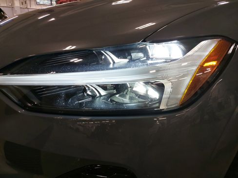 Used 2022 Volvo XC60 B6 R-Design w/ Advanced Package image 33