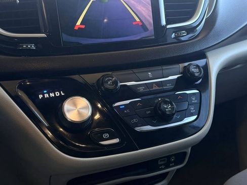 Used 2017 Chrysler Pacifica Touring FWD image 10