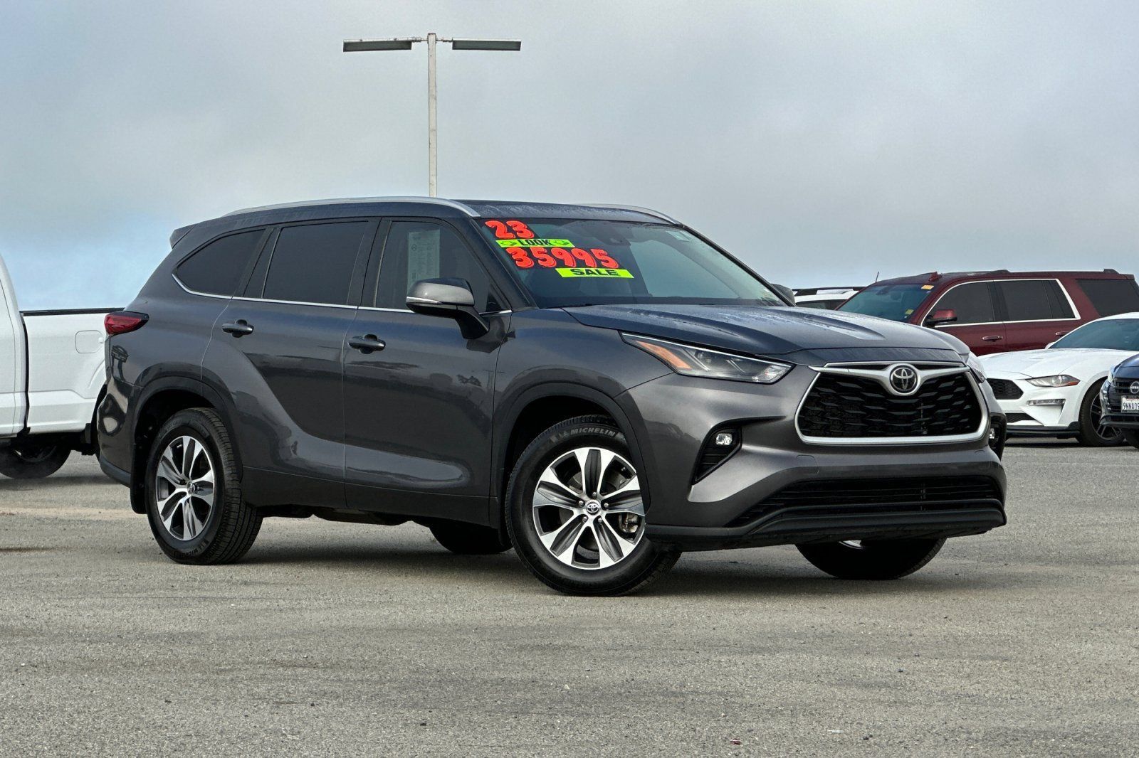 Used 2023 Toyota Highlander XLE AWD/4WD image 2