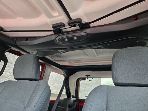 Used 2024 Jeep Wrangler Unlimited AWD/4WD image 33