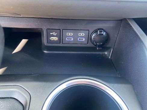 Used 2022 Toyota Highlander LE AWD/4WD image 26
