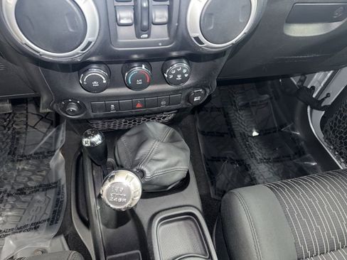 Used 2012 Jeep Wrangler Unlimited Sahara image 45