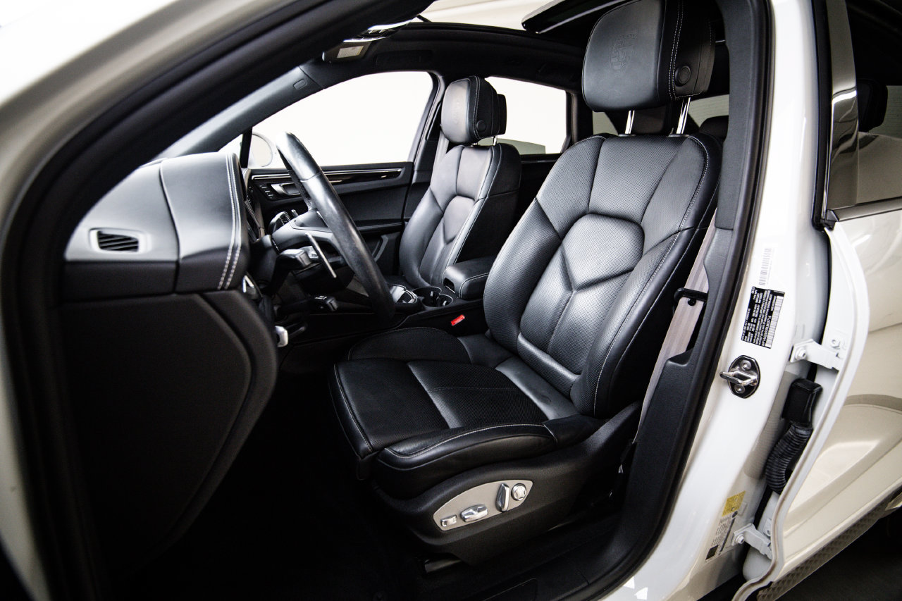 Certified 2024 Porsche Macan AWD/4WD image 5