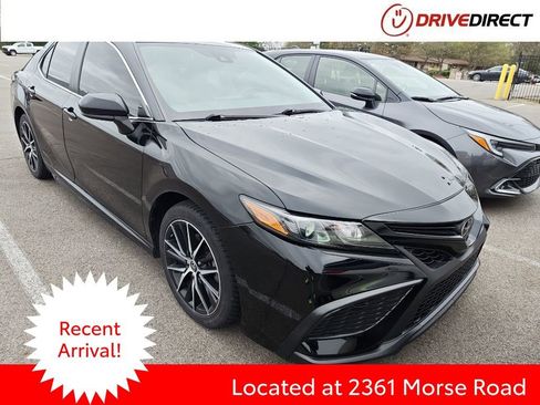 Used 2021 Toyota Camry SE image 1