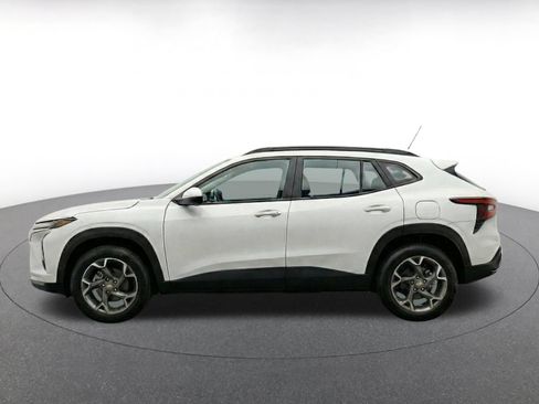 Used 2025 Chevrolet Trax LT FWD image 4