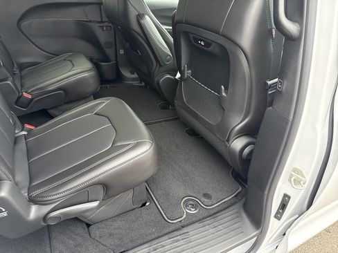 New 2026 Chrysler Pacifica Select FWD image 32