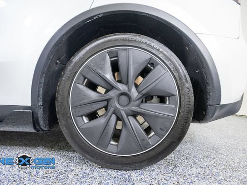 Used 2023 Tesla Model Y Long Range AWD/4WD image 44