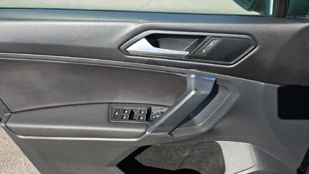 Used 2018 Volkswagen Tiguan SE FWD image 3
