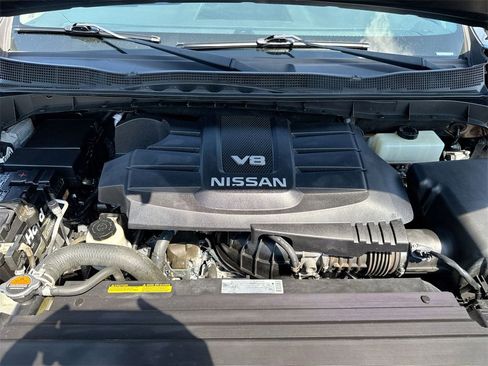 Used 2018 Nissan Titan SV image 24