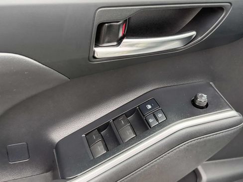 Used 2022 Toyota Highlander XLE FWD image 26