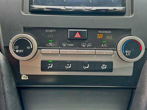Used 2014 Toyota Camry SE FWD image 16