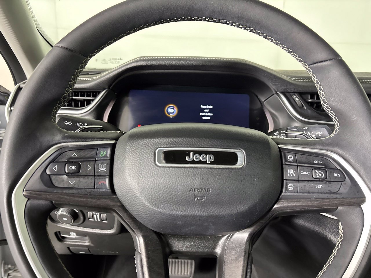 Used 2023 Jeep Grand Cherokee Limited AWD/4WD image 17