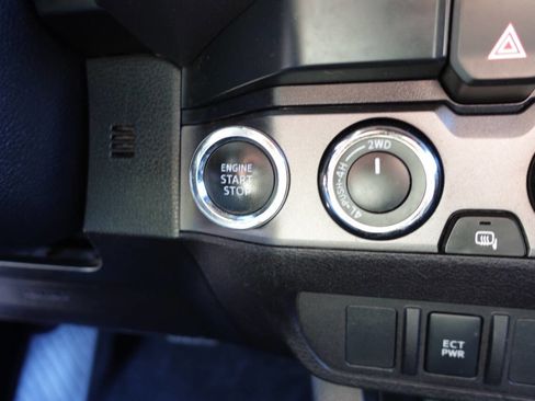 Used 2020 Toyota Tacoma TRD Sport image 41