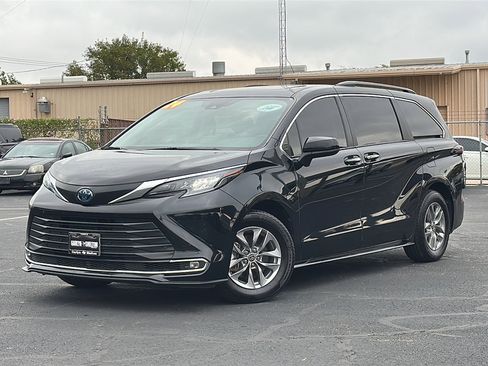 Used 2024 Toyota Sienna XLE image 2