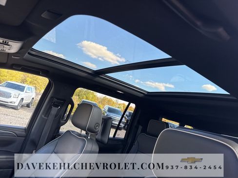 Used 2021 GMC Yukon XL SLT w/ SLT Premium Package image 16