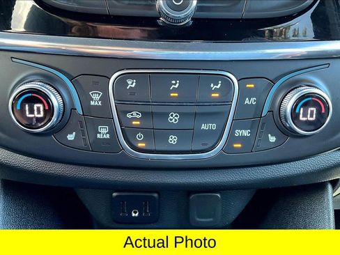 Used 2023 Chevrolet Traverse LT image 24