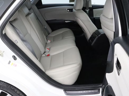 Used 2018 Toyota Avalon Limited FWD image 38