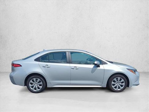 Used 2025 Toyota Corolla LE FWD image 4