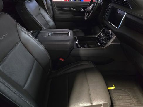Used 2024 GMC Yukon Denali image 9