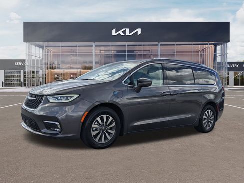 Used 2021 Chrysler Pacifica Touring-L image 6