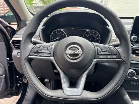 Used 2025 Nissan Altima 2.5 SV FWD image 29