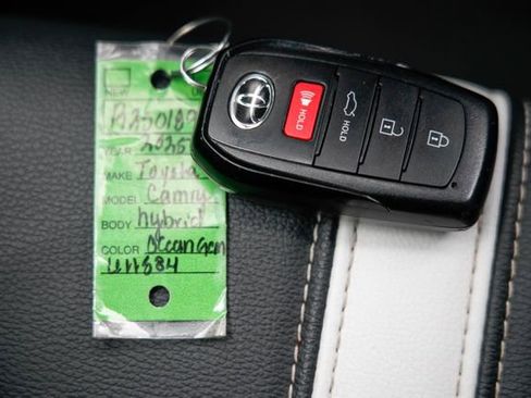 Used 2025 Toyota Camry SE image 25
