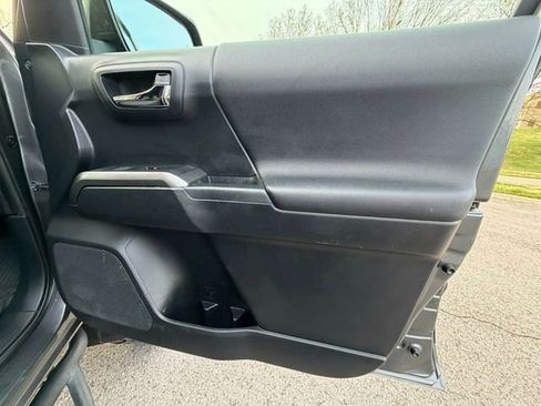 Used 2018 Toyota Tacoma TRD Off-Road w/ Technology Package image 25