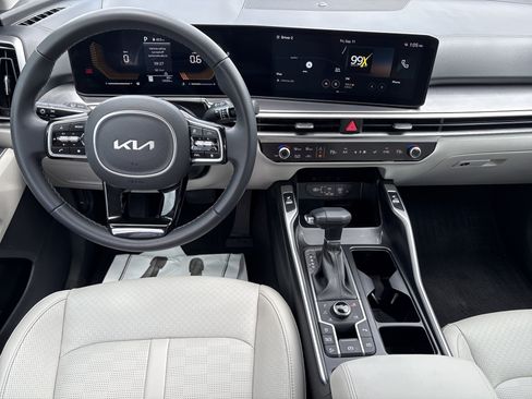Certified 2025 Kia Sorento S AWD/4WD image 2