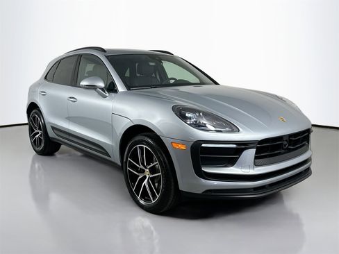 Certified 2025 Porsche Macan image 9